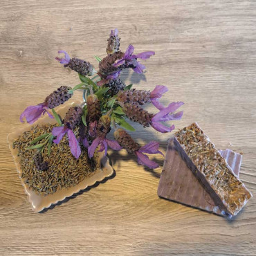 Savon naturel artisanal En lavande toute à la lavande purifiante et apaisante