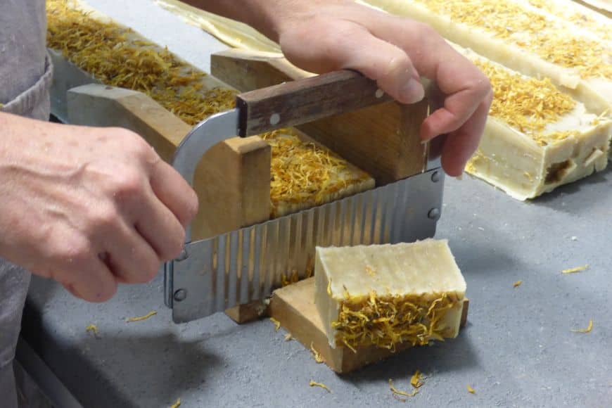 Découpe du savon à froid au calendula